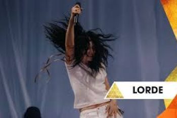 Lorde Rocks The Crowd At Glastonbury